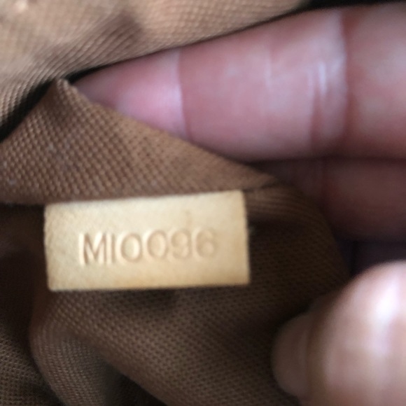 Authentic Louis Vuitton Bosphore crossbody - Picture 6 of 7